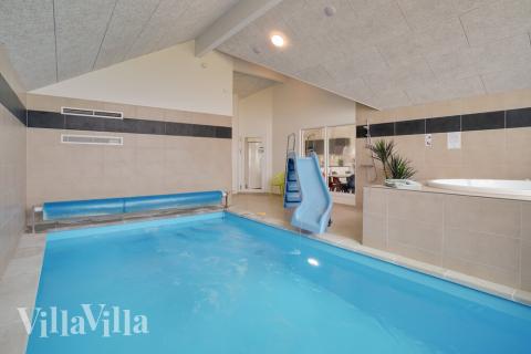 Sommerhus 437 er indrettet med en lækker poolafdeling med vandrutsjebane, dejlig stor indbygget spabad og sauna