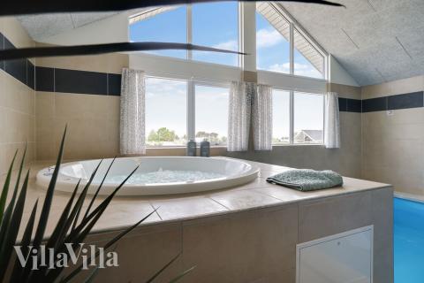 Nyd varmen i spaen i luksushus nr. 437 i Fyn og øer