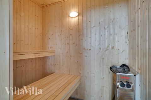 Nyd varmen i saunaen i luksushus nr. 437 til 18 personer