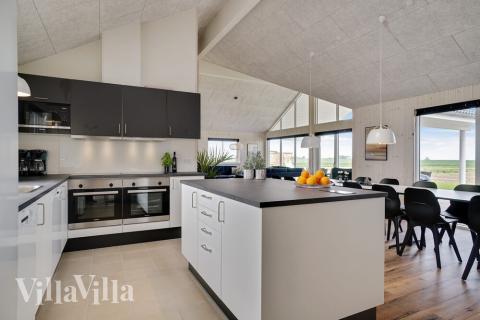 Køkkenet i luksushus nr. 437 er udstyrret, så I let kan lave mad til 18 personer.