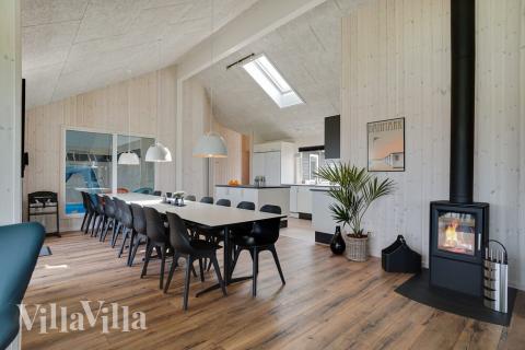 I kan sagtens side 18 personer sammen i sommerhusets opholdsrum, når I besøger luksushus 437 i Fyn og øer.