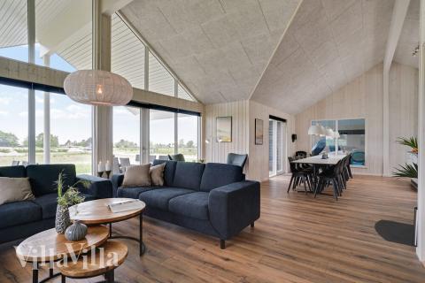 Det store lyse opholdrum i luksushus nr. 437 til 18.