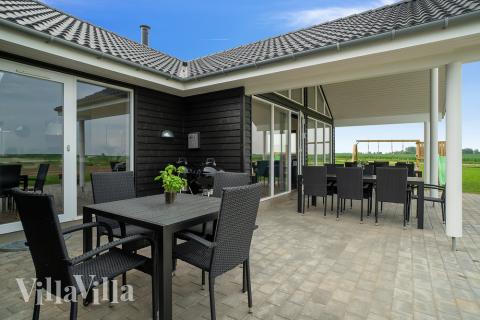 Luksushus nr. 437 har en dejlig terrasse med gode havemøbler til 18 personer.