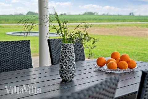 Nyd en grillaften på terrassen i luksushus nr. 437 i Fyn og øer