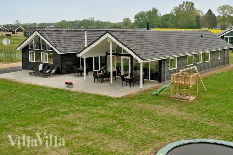 Flot sommerhus nr. 437 med god plads til op til 18 personer