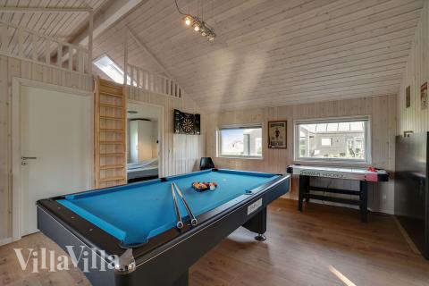 Luksushus 443 til 10 personer byder på et stort aktivitetsrum med bl.a. billard og dart