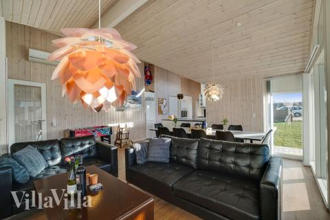 Det store lyse opholdrum i luksushus nr. 443 til 10.