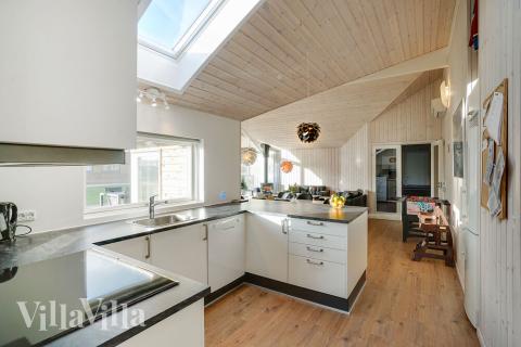 Køkkenet i luksushus nr. 443 er udstyrret, så I let kan lave mad til 10 personer.