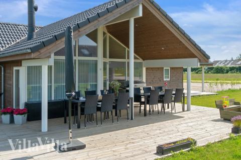 På terrassen i sommerhus nr. 443 er der plads til 10 personer.