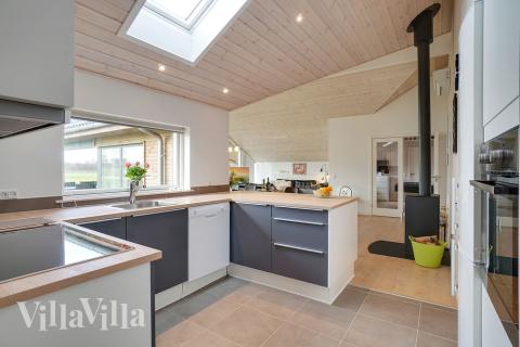 Køkkenet i luksushus nr. 444 er udstyrret, så I let kan lave mad til 12 personer.