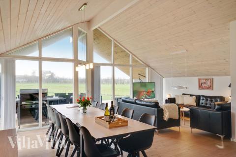 Opholdsrum med plads til 12 i luksushus nr. 444.