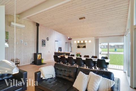 I kan sagtens side 12 personer sammen i sommerhusets opholdsrum, når I besøger luksushus 444 i Østjylland.