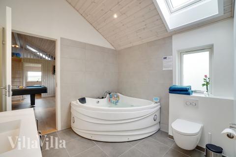 Nyd varmen i spaen i luksushus nr. 444 i Østjylland