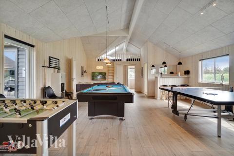 Dyst i sommerhusets aktivitetsrum, når I besøger luksushus nr. 453 i Vestjylland.