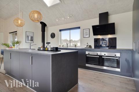 Køkkenet i luksushus nr. 453 er udstyrret, så I let kan lave mad til 20 personer.