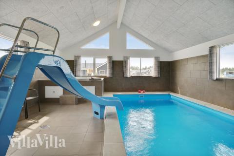 Sommerhus 453 er indrettet med en lækker poolafdeling med vandrutsjebane, dejlig stor indbygget spabad og sauna