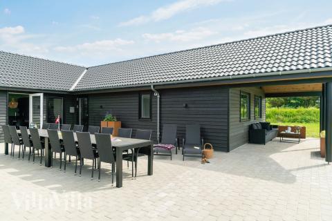 På terrassen i sommerhus nr. 453 er der plads til 20 personer.