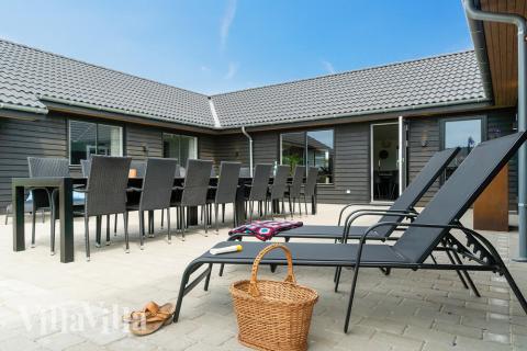 Nyd en grillaften på terrassen i luksushus nr. 453 i Vestjylland