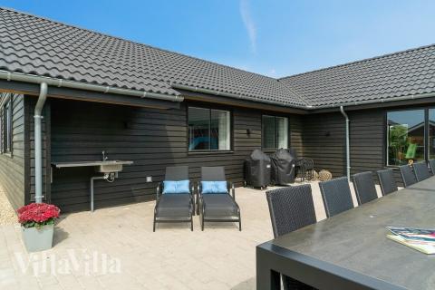 Stor terrasse ved luksushus nr. 453 i Vestjylland.