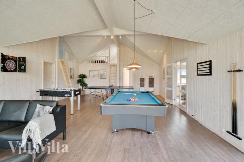 Ud over de mange timer, man kan bruge i husets pool-afdeling, så byder luksushus 454 også på billard/bordtennis og dart