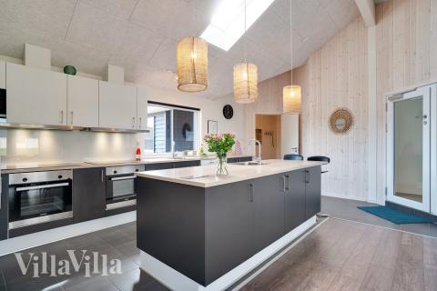 Køkkenet i luksushus nr. 454 er udstyrret, så I let kan lave mad til 30 personer.