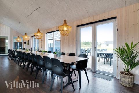 I kan sagtens side 30 personer sammen i sommerhusets opholdsrum, når I besøger luksushus 454 i Vestjylland.