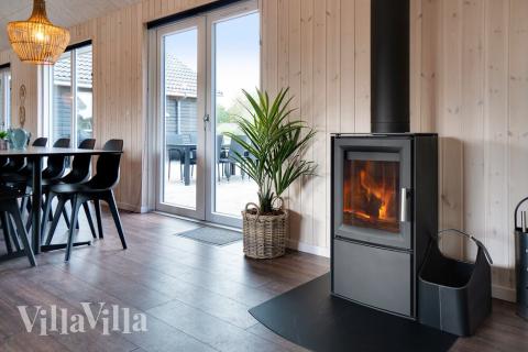 Det store lyse opholdrum i luksushus nr. 454 til 30.