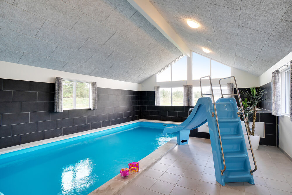Sommerhus 454 er indrettet med en lækker poolafdeling med vandrutsjebane, dejlig stor indbygget spabad og sauna