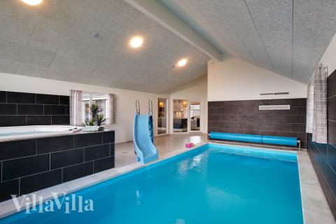 Den lækre pool i luksushuse nr. 454 til 30 personer