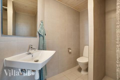 Der er bad med brus i luksushus nr. 454 til 30 personer.