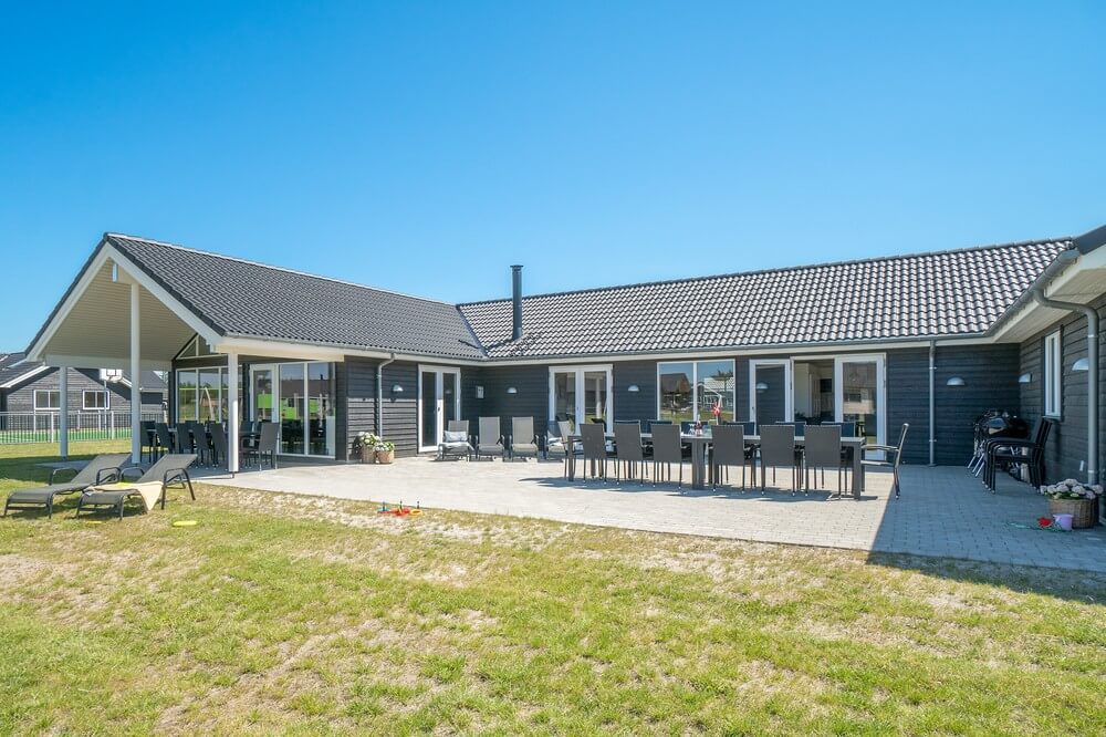 Dette skønne poolhus nr. 454 med plads til 30 personer ligger i Vestjylland
