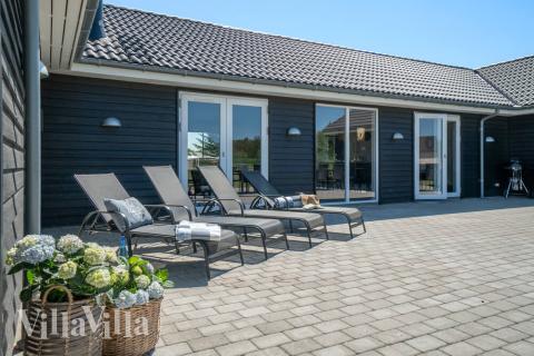 På terrassen i sommerhus nr. 454 er der plads til 30 personer.