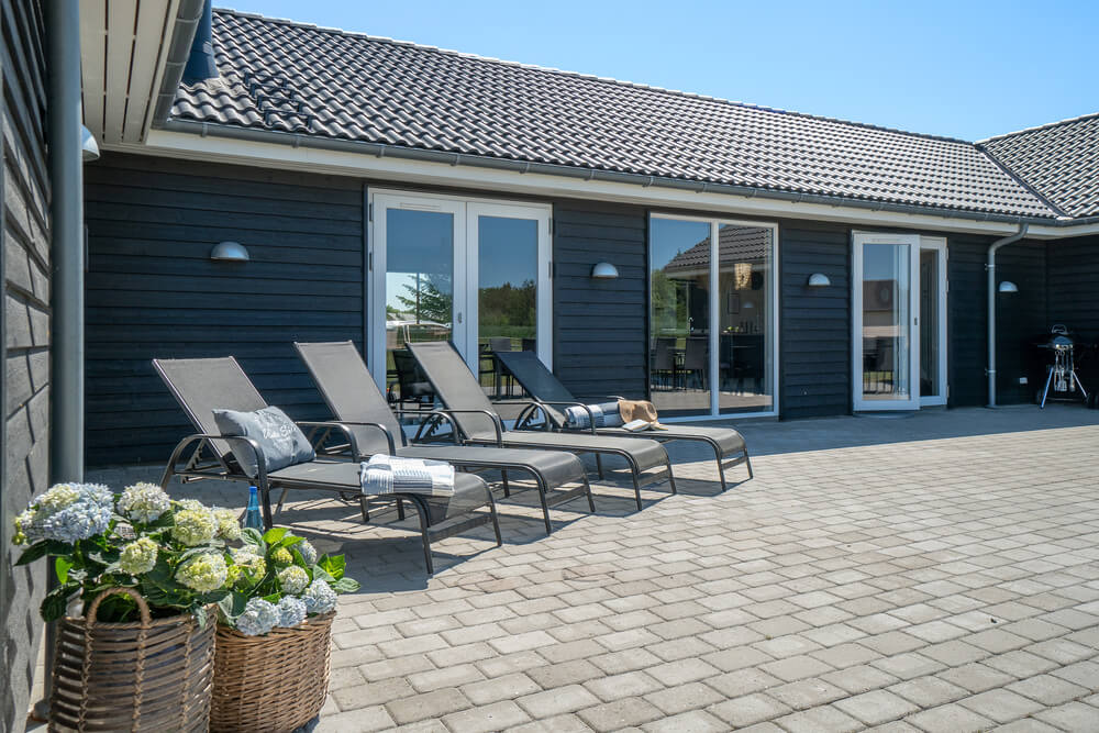 På terrassen i sommerhus nr. 454 er der plads til 30 personer.