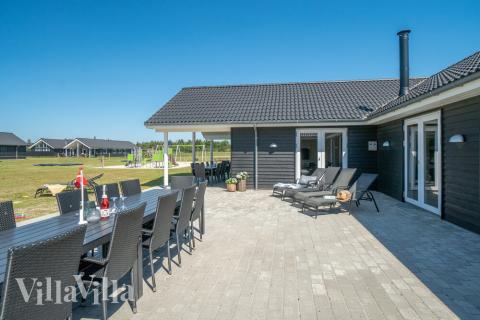 Luksushus nr. 454 har en dejlig terrasse med gode havemøbler til 30 personer.