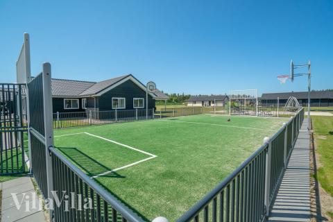 Ud over de mange timer, man kan bruge i husets pool-afdeling, så byder luksushus 454 også på mange udendørs aktiviteter