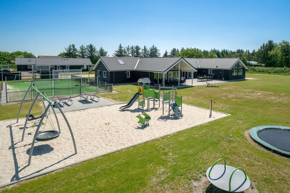 I det attraktive aktivitesrum i luksushus nr. 454 i Vestjylland  er der masser af udendørs aktiviteter, f.eks. legetårn og gynge