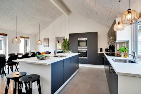 Køkkenet i luksushus nr. 455 er udstyrret, så I let kan lave mad til 20 personer.