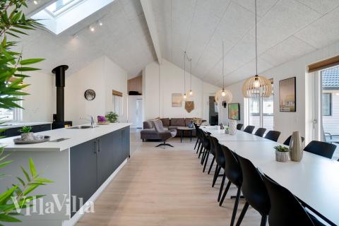 I kan sagtens side 20 personer sammen i sommerhusets opholdsrum, når I besøger luksushus 455 i Vestjylland.