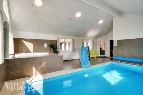 Sommerhus 455 er indrettet med en lækker poolafdeling med vandrutsjebane, dejlig stor indbygget spabad og sauna
