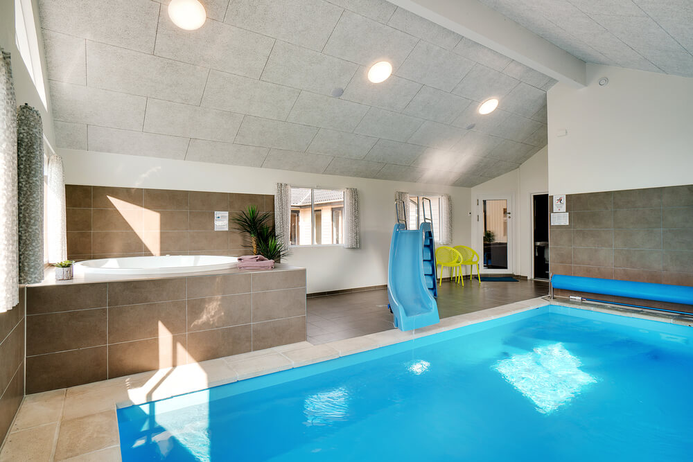 Sommerhus 455 er indrettet med en lækker poolafdeling med vandrutsjebane, dejlig stor indbygget spabad og sauna
