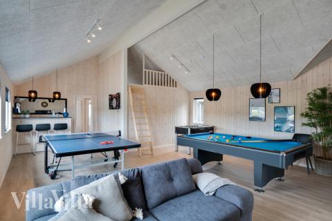 Dyst i sommerhusets aktivitetsrum, når I besøger luksushus nr. 456 i Vestjylland.