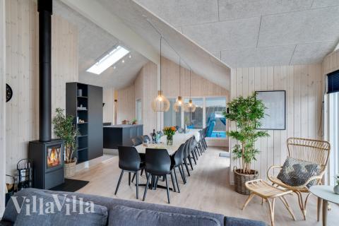 I kan sagtens side 20 personer sammen i sommerhusets opholdsrum, når I besøger luksushus 456 i Vestjylland.