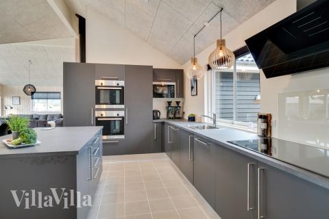 Køkkenet i luksushus nr. 456 er udstyrret, så I let kan lave mad til 20 personer.