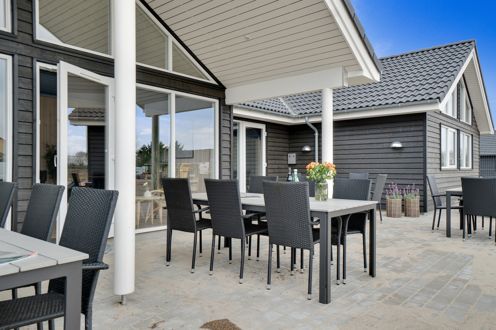 Nyd en grillaften på terrassen i luksushus nr. 456 i Vestjylland