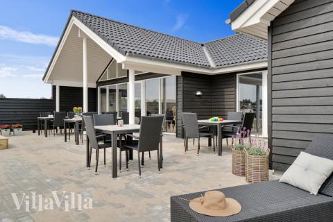 Luksushus nr. 456 har en dejlig terrasse med gode havemøbler til 20 personer.