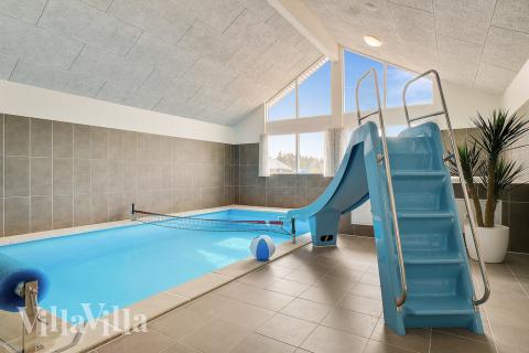 Sommerhus 456 er indrettet med en lækker poolafdeling med vandrutsjebane, dejlig stor indbygget spabad og sauna