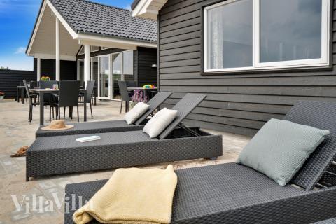 På terrassen i sommerhus nr. 456 er der plads til 20 personer.