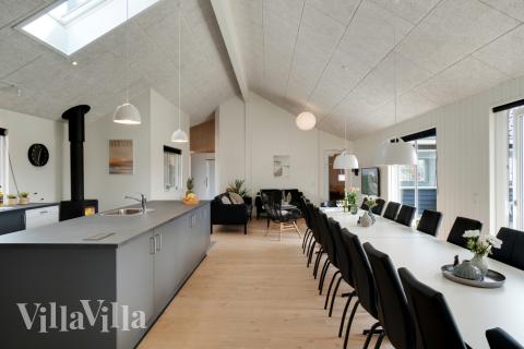 I kan sagtens side 20 personer sammen i sommerhusets opholdsrum, når I besøger luksushus 457 i Vestjylland.