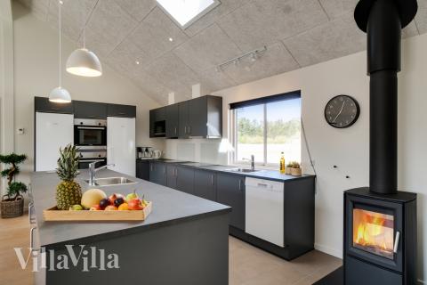 Køkkenet i luksushus nr. 457 er udstyrret, så I let kan lave mad til 20 personer.