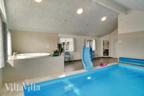 Sommerhus 457 er indrettet med en lækker poolafdeling med vandrutsjebane, dejlig stor indbygget spabad og sauna